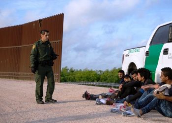 যুক্তরাষ্ট্রে প্রবেশের সময় ৫ বাংলাদেশী গ্রেফতার