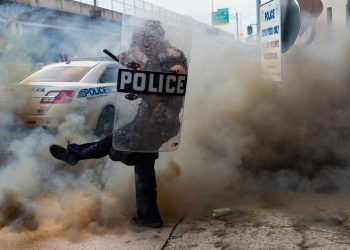 পুলিশের বর্বরতা, উত্তাল আমেরিকার মিনেপোলিস সহ বিভিন্ন রাজ্যে কারফিউ জারি