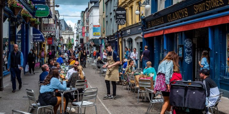 সাইপ্রাস সহ ১৪ দেশের যাত্রীদের জন্য কোয়ারেন্টাইন তুলে নিয়েছে আয়ারল্যান্ড।