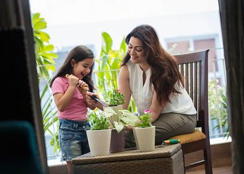 করোনাকালে বাড়িতে বাচ্চাদের ব্যস্ত রাখা যায় যে ৮টি উপায়ে!