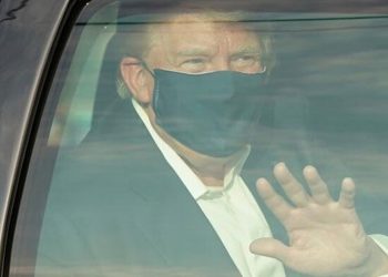 সমর্থকদের জন্য হাসপাতাল থেকে বের হলেন ট্রাম্প