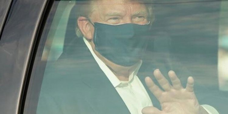 সমর্থকদের জন্য হাসপাতাল থেকে বের হলেন ট্রাম্প