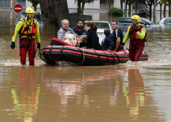 ঘূর্ণিঝড় অ্যালেক্সের’আঘাতে বন্যার কবলে ফ্রান্স-ইতালি, কবরস্থান থেকে ভেসে যাচ্ছে দেহ!