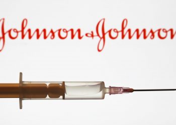 এবার করোনা টিকার ট্রায়াল বন্ধ রাখল জনসন অ্যান্ড জনসন