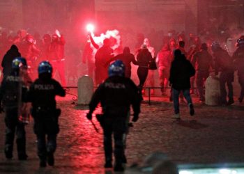 ইতালিতে কঠোর লকডাউনের প্রতিবাদে বিক্ষোভ