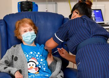 ব্রিটিশ নাগরিক মার্গারেট প্রথম করোনা টিকা নিয়ে ইতিহাসের সাক্ষী হলেন