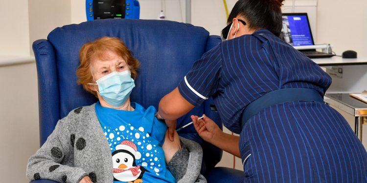 ব্রিটিশ নাগরিক মার্গারেট প্রথম করোনা টিকা নিয়ে ইতিহাসের সাক্ষী হলেন