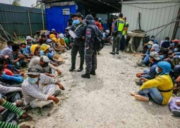 রোহিঙ্গা সহ মালয়েশিয়ায় ১২ বাংলাদেশি আ*টক করে মালয়েশিয়ান পুলি*শ