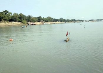 মাঝ সুরমায় ভাসছেন ঢাবির শিক্ষার্থীসহ শতাধিক যাত্রী