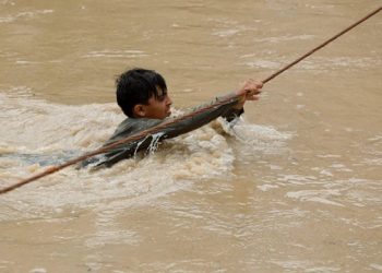 পাকিস্তানে বন্যার্তদের বহনকারী নৌকাডুবি, নিহত ১৩