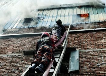 দুই ঘণ্টার পর চকবাজারের আগুন নিয়ন্ত্রণে