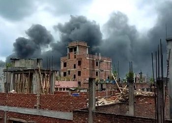 চকবাজারে পলিথিন কারখানায় ভয়াবহ আগুন