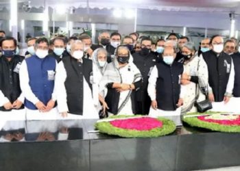 বঙ্গবন্ধুর প্রতিকৃতিতে প্রধানমন্ত্রীর শ্রদ্ধা নিবেদন