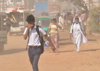 বায়ু দূষণে বিশ্বের শীর্ষ পাঁচ শহরের তালিকায় ঢাকা