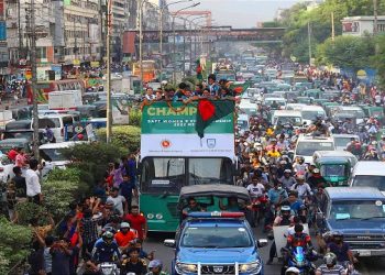 ছাদখোলা বাসে চ্যাম্পিয়নদের আনন্দযাত্রা