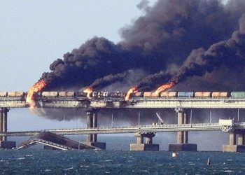 ক্রিমিয়ার সেতুতে বিস্ফোরণ, ইউক্রেন বলছে কেবল শুরু