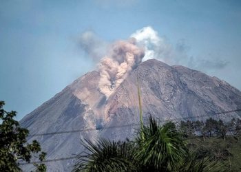 ইন্দোনেশিয়ায় অগ্ন্যুৎপাতে সুনামির শঙ্কায় জাপান