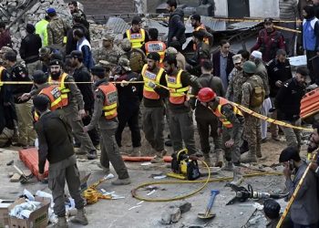 পেশোয়ার বিস্ফোরণ : নিহতের সংখ্যা বেড়ে ৯০, অভিযান চলছে