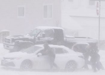 ব্যাপক তুষারপাতে বিপর্যস্ত ক্যালিফোর্নিয়া