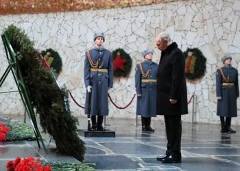 ৮০ বছর পর জার্মান ট্যাঙ্কের সামনে পুতিন