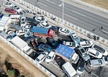 চীনা মহাসড়কে অর্ধশত গাড়ির সংঘর্ষে নিহত ১৬, আহত ৬৬