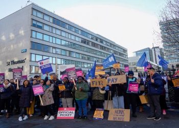 বেতন বৃদ্ধির দাবিতে ব্রিটেনে স্বাস্থ্যকর্মীদের বৃহত্তম ধর্মঘট