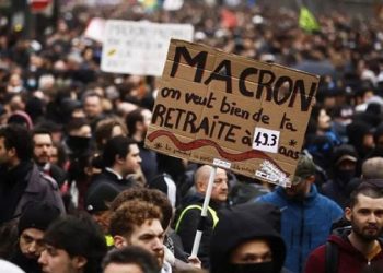 ম্যাক্রোঁর সিদ্ধান্তের প্রতিবাদে ফ্রান্সজুড়ে বিক্ষোভ