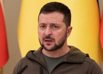 নতুন অস্ত্র ছাড়া মরতে সেনা পাঠাব না: জেলেনস্কি