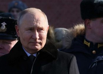 রাতের আঁধারে ইউক্রেনের বিধ্বস্ত শহর সফর করলেন পুতিন