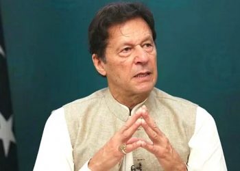 ইমরান খানকে গ্রেপ্তার করতে বাসভবন ঘিরে রেখেছে পুলিশ