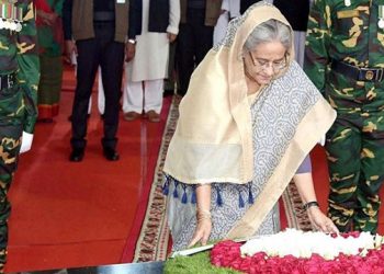 বঙ্গবন্ধুর প্রতিকৃতিতে প্রধানমন্ত্রীর শ্রদ্ধা