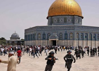 আল-আকসা মসজিদে মুসল্লিদের ওপর ইসরায়েলি পুলিশের হামলা
