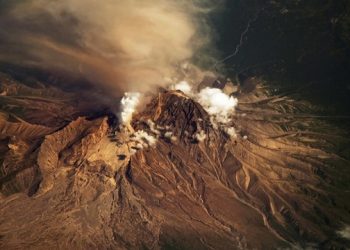 রাশিয়ায় আগ্নেয়গিরির ব্যাপক অগ্নুৎপাত