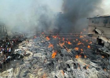 নিয়ন্ত্রণে বঙ্গবাজারের আগুন : ফায়ার সার্ভিস