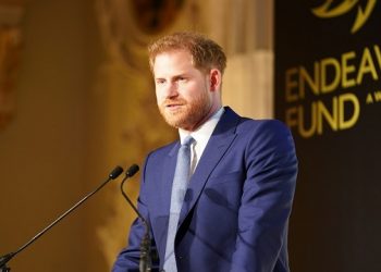 বাবার রাজ্যাভিষেকের দিন রাজপরিবারের ১০ সারি পেছনে বসবেন হ্যারি