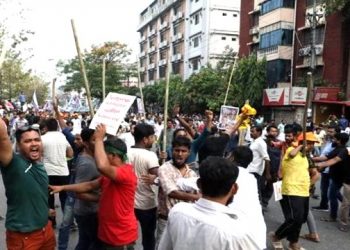 ধানমণ্ডিতে পুলিশ-বিএনপি সংঘর্ষ, বাসে আগুন