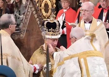 মুকুট পরলেন রাজা তৃতীয় চার্লস ও রানি ক্যামিলা