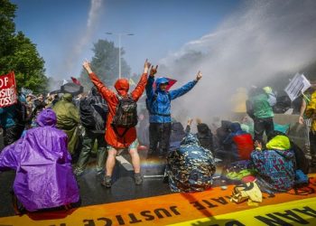 নেদারল্যান্ডসে বিক্ষোভ থেকে ১৫০০ জলবায়ু কর্মী আটক!