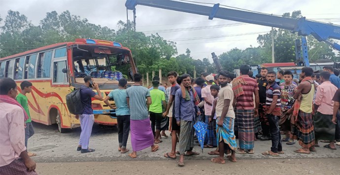 বগুড়ায় যাত্রীবাহী বাস উল্টে নিহত ২