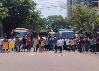 ৫ ঘণ্টা ধরে নীলক্ষেত অবরোধ করে রেখেছেন সাত কলেজের শিক্ষার্থীরা