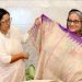 কলাগাছের তন্তু থেকে তৈরি শাড়ি উপহার প্রধানমন্ত্রীকে